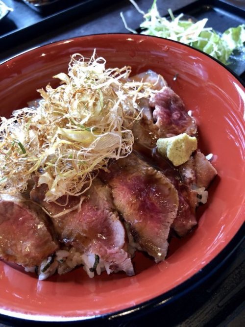 満足！！牛ロースステーキ丼