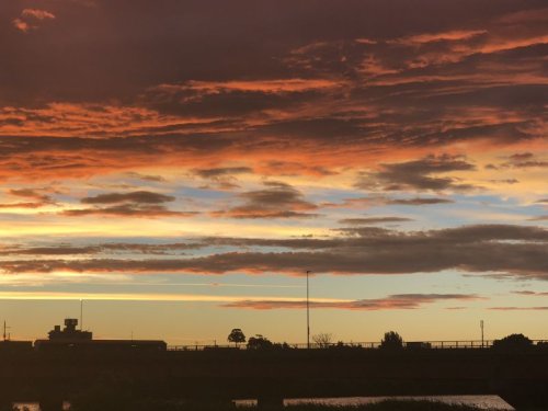 虹の反対側の燃える夕焼け