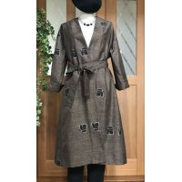 ガウンコート（9号）着物リメイク、着物リメイクコート、紬コート、絹コート、一点物、オリジナル、オリジナルコート、和柄、和柄コート、モダンコート、レトロコート、粋なコート、個性的、茶色いコート、和柄コート、着物コート）