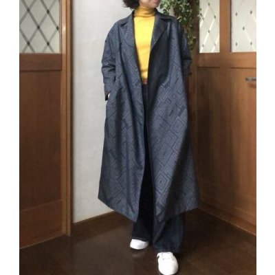 画像18: 紬トレンチコート（9号）都会を歩く、着物リメイク、着物リメイクコート、紬コート、絹コート、一点物、オリジナルコート、和柄、和柄コート、モダンコート、レトロコート、粋なコート、個性的、ネイビーコート、和柄コート、着物コート、幾何学模様）