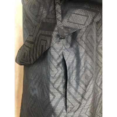 画像5: 紬トレンチコート（9号）都会を歩く、着物リメイク、着物リメイクコート、紬コート、絹コート、一点物、オリジナルコート、和柄、和柄コート、モダンコート、レトロコート、粋なコート、個性的、ネイビーコート、和柄コート、着物コート、幾何学模様）