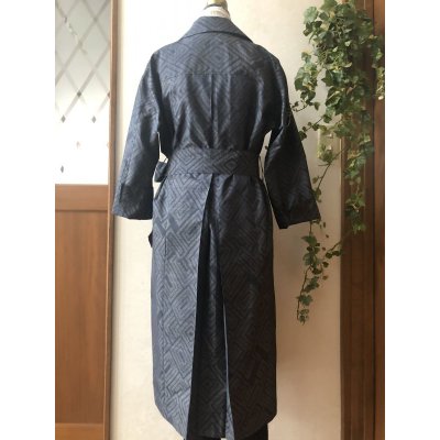 画像8: 紬トレンチコート（9号）都会を歩く、着物リメイク、着物リメイクコート、紬コート、絹コート、一点物、オリジナルコート、和柄、和柄コート、モダンコート、レトロコート、粋なコート、個性的、ネイビーコート、和柄コート、着物コート、幾何学模様）