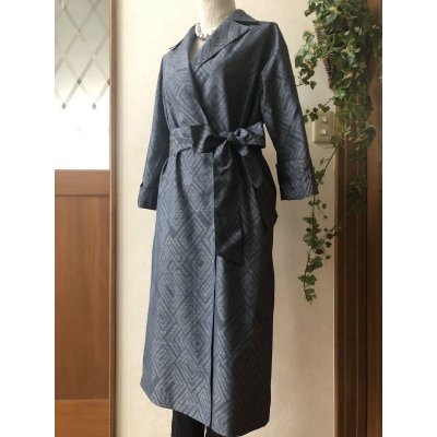 画像6: 紬トレンチコート（9号）都会を歩く、着物リメイク、着物リメイクコート、紬コート、絹コート、一点物、オリジナルコート、和柄、和柄コート、モダンコート、レトロコート、粋なコート、個性的、ネイビーコート、和柄コート、着物コート、幾何学模様）