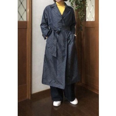画像19: 紬トレンチコート（9号）都会を歩く、着物リメイク、着物リメイクコート、紬コート、絹コート、一点物、オリジナルコート、和柄、和柄コート、モダンコート、レトロコート、粋なコート、個性的、ネイビーコート、和柄コート、着物コート、幾何学模様）