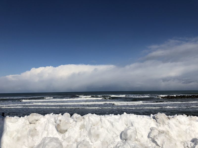 画像: 雪と海と空