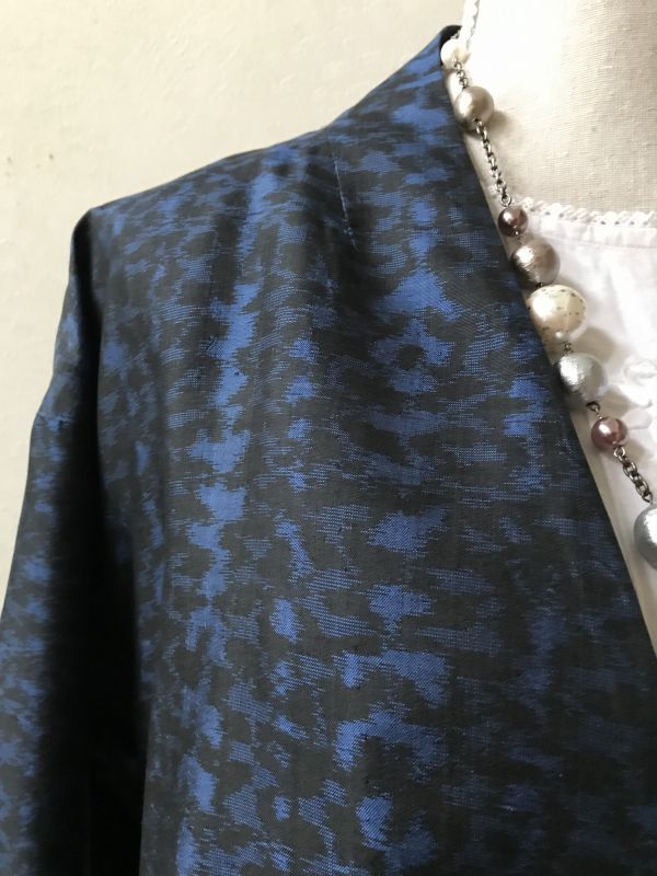 画像: ガウンコート（9号）きりり、着物リメイク、着物リメイクコート、紬コート、絹コート、一点物、オリジナル、オリジナルコート、和柄、和柄コート、モダンコート、レトロコート、粋なコート、個性的、青いコート、和柄コート、着物コート）