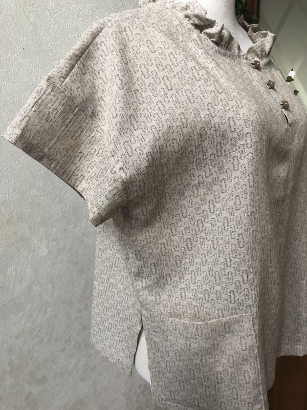 画像: 麻のフリルカラーブラウス　9〜13号　ベージュ（着物リメイク、夏用着物、麻、半袖ブラウス、オリジナル、オーダーメイド、ミセス）　