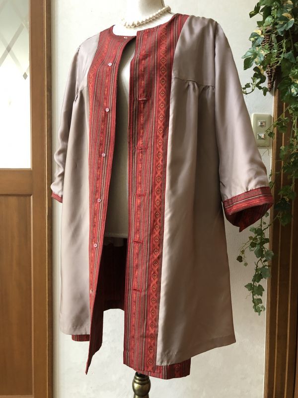 画像: ノーカラーギャザーコート（9号）着物リメイク、一点物、オリジナル、縦縞コート、レンガ色、モダン、着物リメイクコート、絹、レトロ、クラシカル）